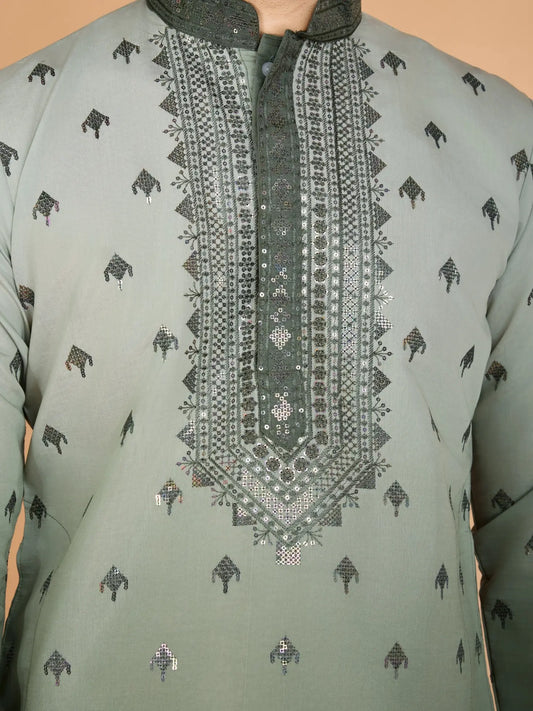 Grün schattierte Seidenkurta mit Seidenfadenstickerei und Pailletten, mit passender Hose