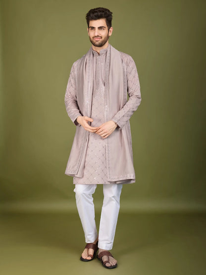 Ensemble Kurta couleur ivoire en soie, orné de broderies au fil et de sequins, avec pantalon et dupatta assortis COLLECTION ZAYN