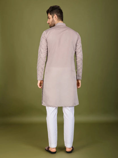 Ensemble Kurta couleur ivoire en soie, orné de broderies au fil et de sequins, avec pantalon et dupatta assortis COLLECTION ZAYN