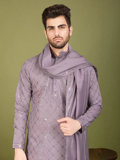 Ensemble Kurta couleur mauve en soie, orné de broderies au fil et de sequins, avec pantalon et dupatta assortis COLLECTION ZAYN