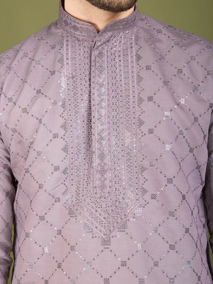 Ensemble Kurta couleur mauve en soie, orné de broderies au fil et de sequins, avec pantalon et dupatta assortis COLLECTION ZAYN