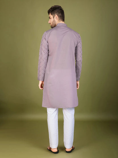 Ensemble Kurta couleur mauve en soie, orné de broderies au fil et de sequins, avec pantalon et dupatta assortis COLLECTION ZAYN