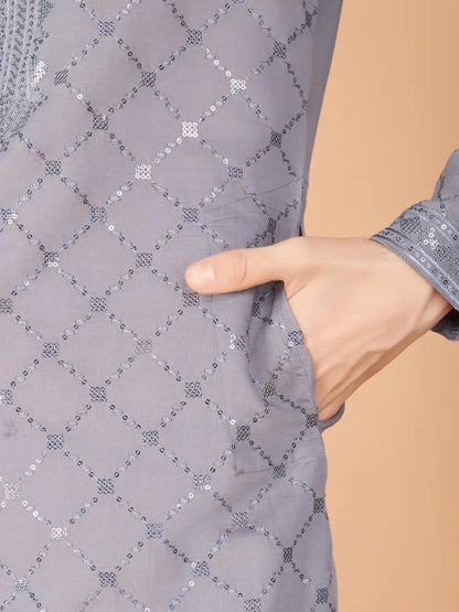 Ensemble Kurta gris en soie, orné de broderies au fil et de sequins, avec pantalon et dupatta assortis COLLECTION ZAYN