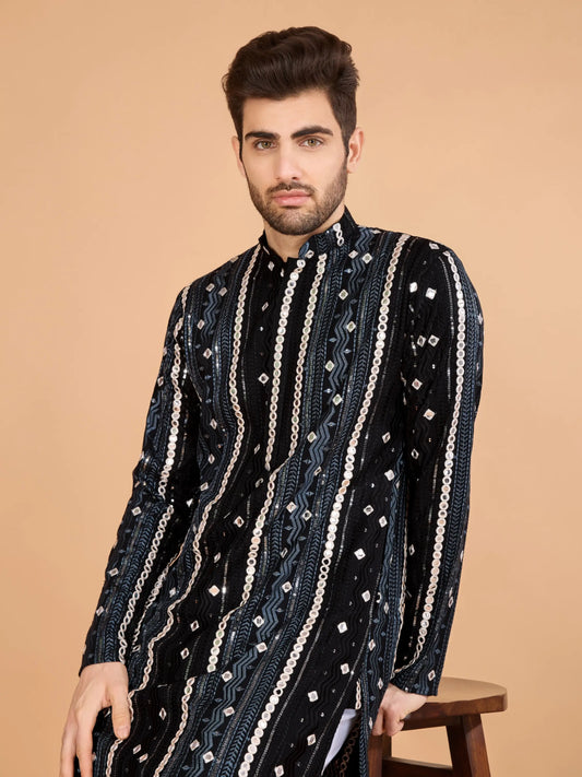 Schwarze Kurta mit Fadenstickerei, Pailletten und metallischen Spiegeln