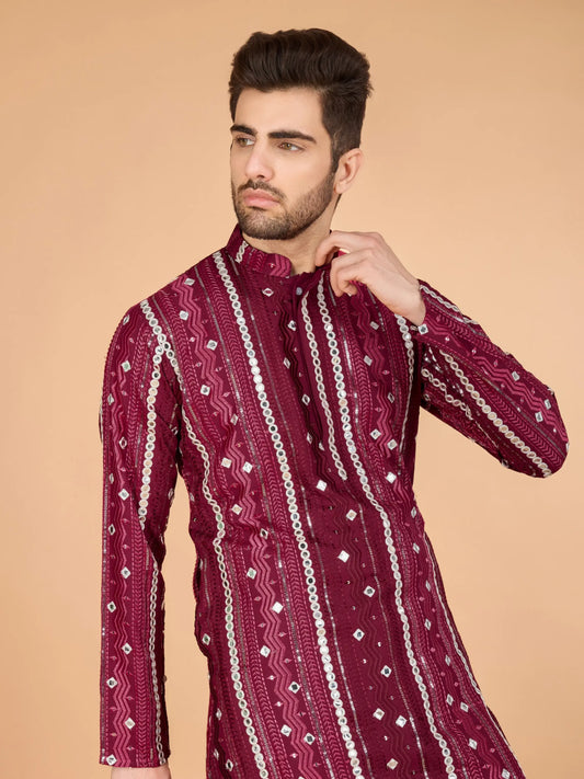 Bordeauxfarbene Viskose-Kurta mit handgefertigter Stickerei und Pailletten