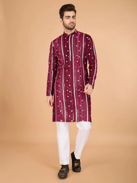 Bordeauxfarbene Viskose-Kurta mit handgefertigter Stickerei und Pailletten