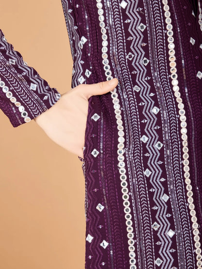 Lilafarbene Viskose-Kurta mit handgefertigter Stickerei und Pailletten
