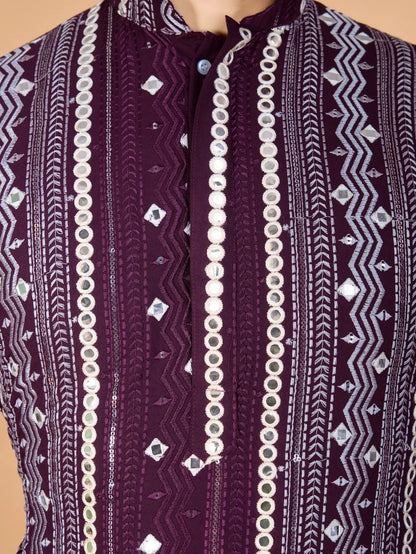 Lilafarbene Viskose-Kurta mit handgefertigter Stickerei und Pailletten