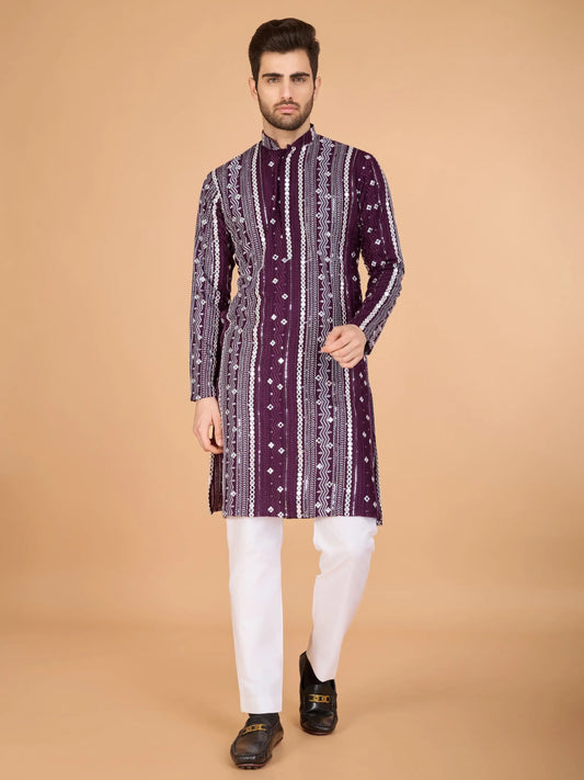 Lilafarbene Viskose-Kurta mit handgefertigter Stickerei und Pailletten