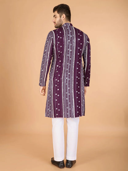 Lilafarbene Viskose-Kurta mit handgefertigter Stickerei und Pailletten