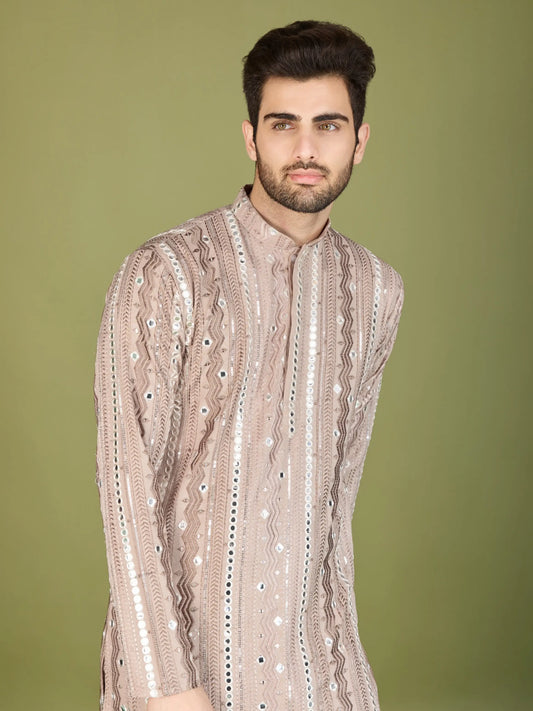 Elfenbein- und cremefarbene Viskose-Kurta mit handgefertigter Stickerei und Pailletten