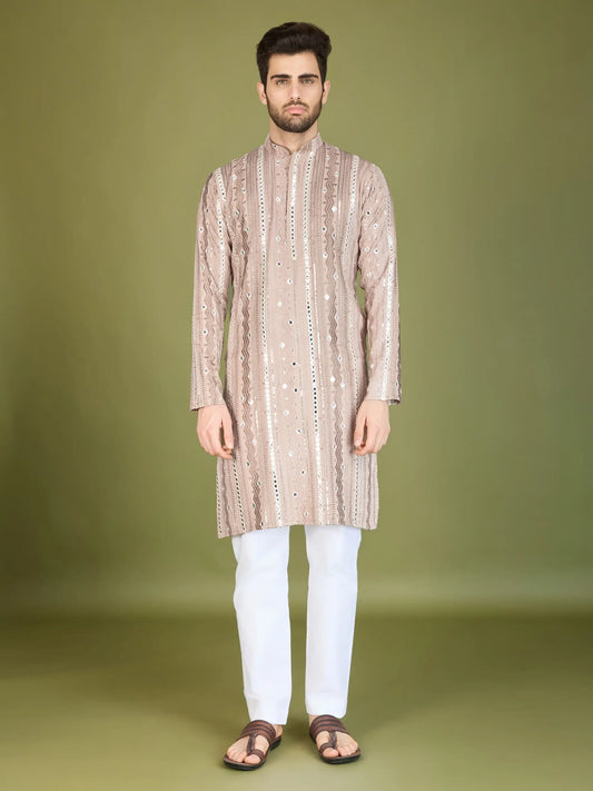 Elfenbein- und cremefarbene Viskose-Kurta mit handgefertigter Stickerei und Pailletten