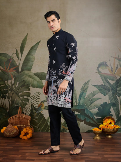Schwarze Kurta aus Viskose-Seide mit Faden- und Musterarbeit, dazu eine Hose