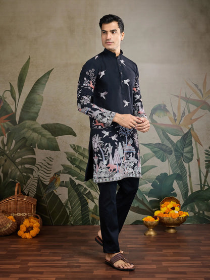 Schwarze Kurta aus Viskose-Seide mit Faden- und Musterarbeit, dazu eine Hose