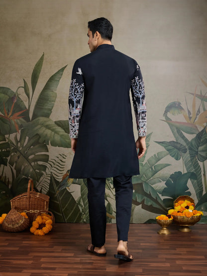 Schwarze Kurta aus Viskose-Seide mit Faden- und Musterarbeit, dazu eine Hose