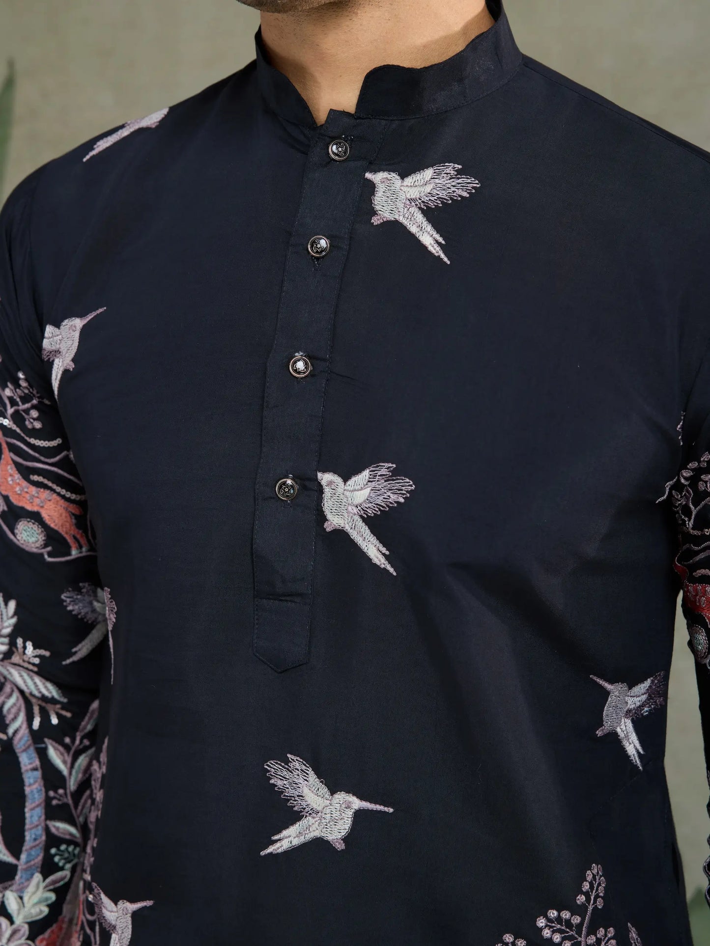 Schwarze Kurta aus Viskose-Seide mit Faden- und Musterarbeit, dazu eine Hose