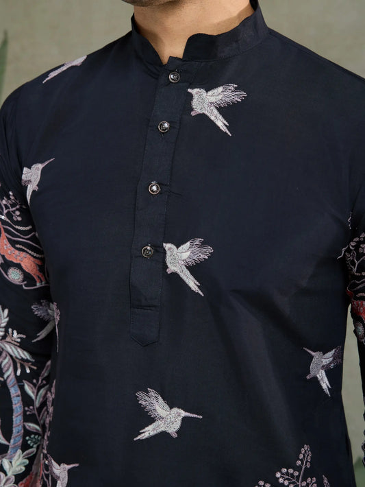 Schwarze Kurta aus Viskose-Seide mit Faden- und Musterarbeit, dazu eine Hose
