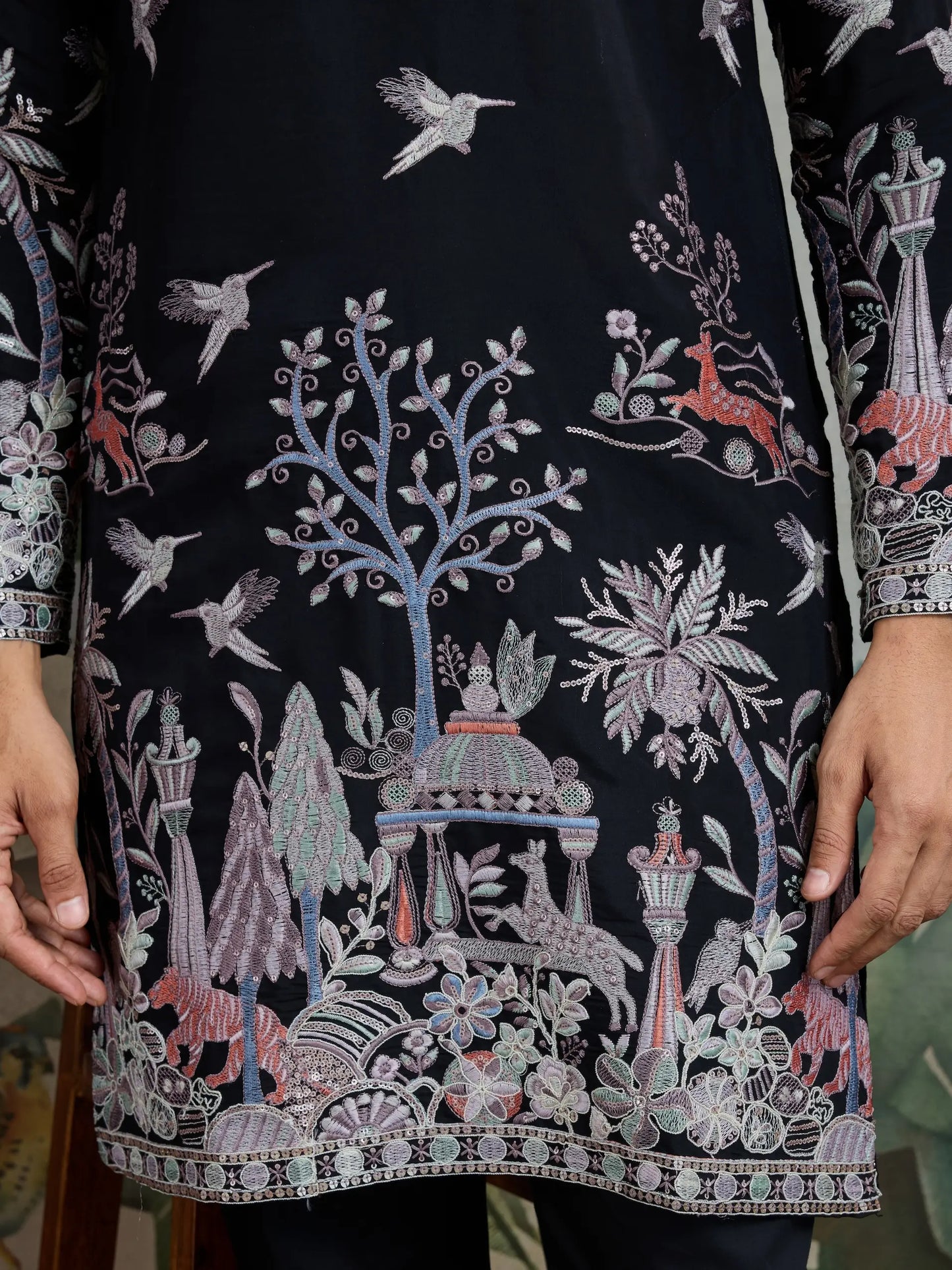 Schwarze Kurta aus Viskose-Seide mit Faden- und Musterarbeit, dazu eine Hose
