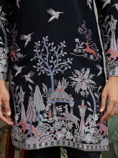 Schwarze Kurta aus Viskose-Seide mit Faden- und Musterarbeit, dazu eine Hose