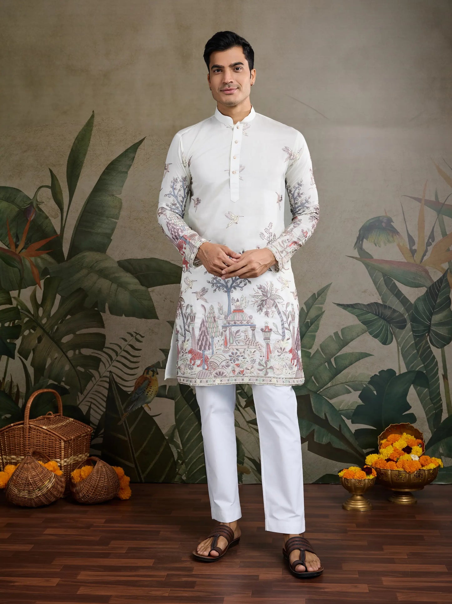 Weiße Kurta aus Viskose-Seide mit Faden- und Musterarbeit, dazu Hose