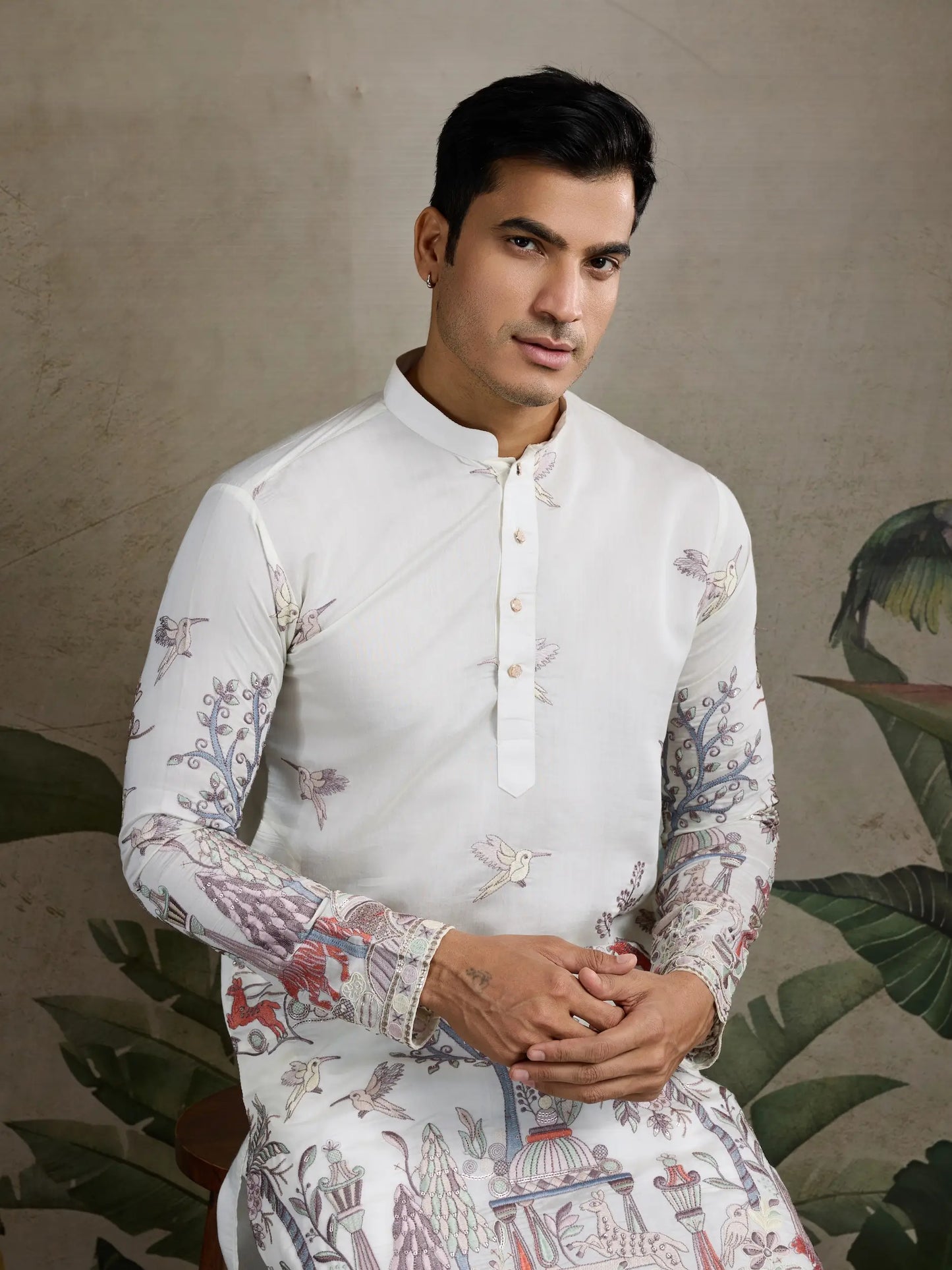 Weiße Kurta aus Viskose-Seide mit Faden- und Musterarbeit, dazu Hose