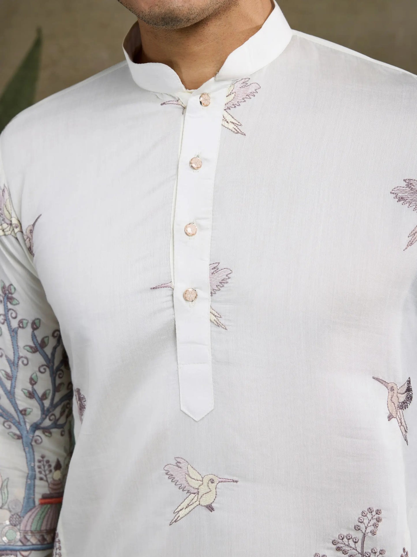 Weiße Kurta aus Viskose-Seide mit Faden- und Musterarbeit, dazu Hose