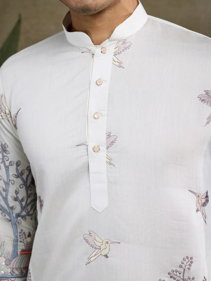 Weiße Kurta aus Viskose-Seide mit Faden- und Musterarbeit, dazu Hose