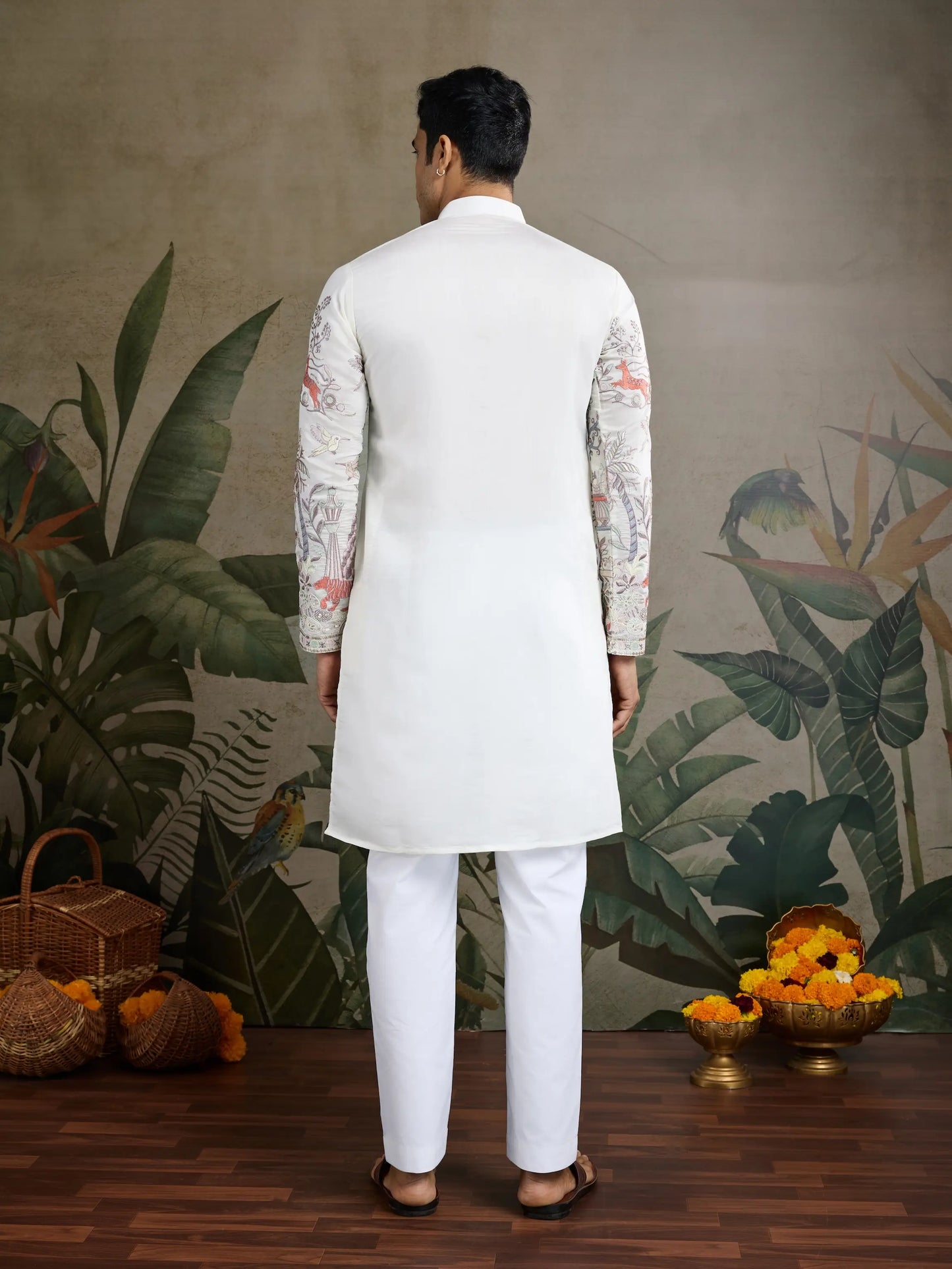 Weiße Kurta aus Viskose-Seide mit Faden- und Musterarbeit, dazu Hose