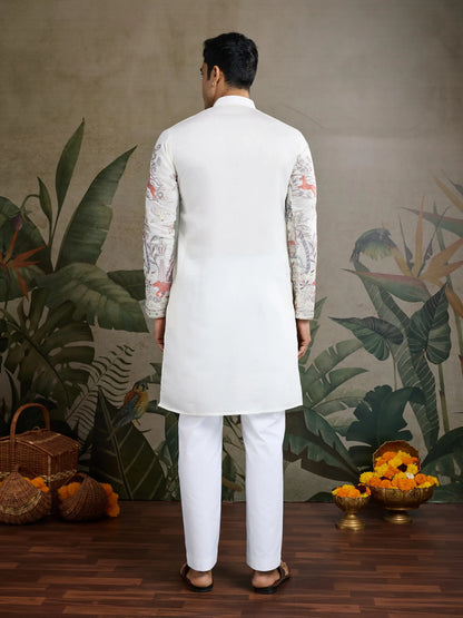Weiße Kurta aus Viskose-Seide mit Faden- und Musterarbeit, dazu Hose