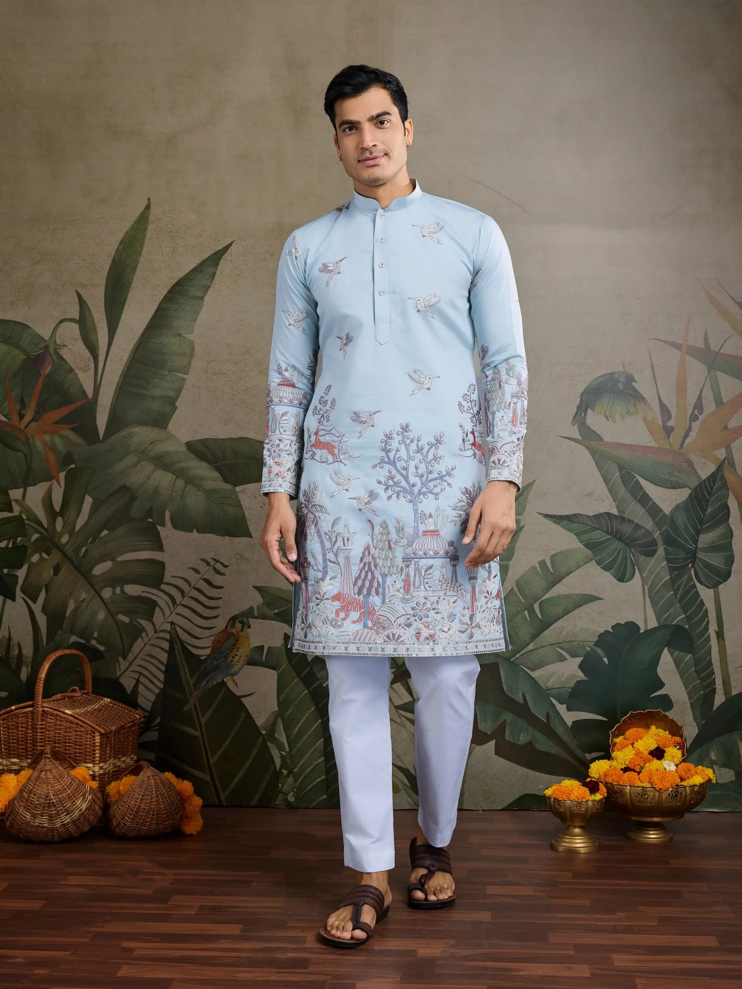 Viskose-Seide-Sky-Kurta mit Faden- und Sequenzarbeit, begleitet von Hosen