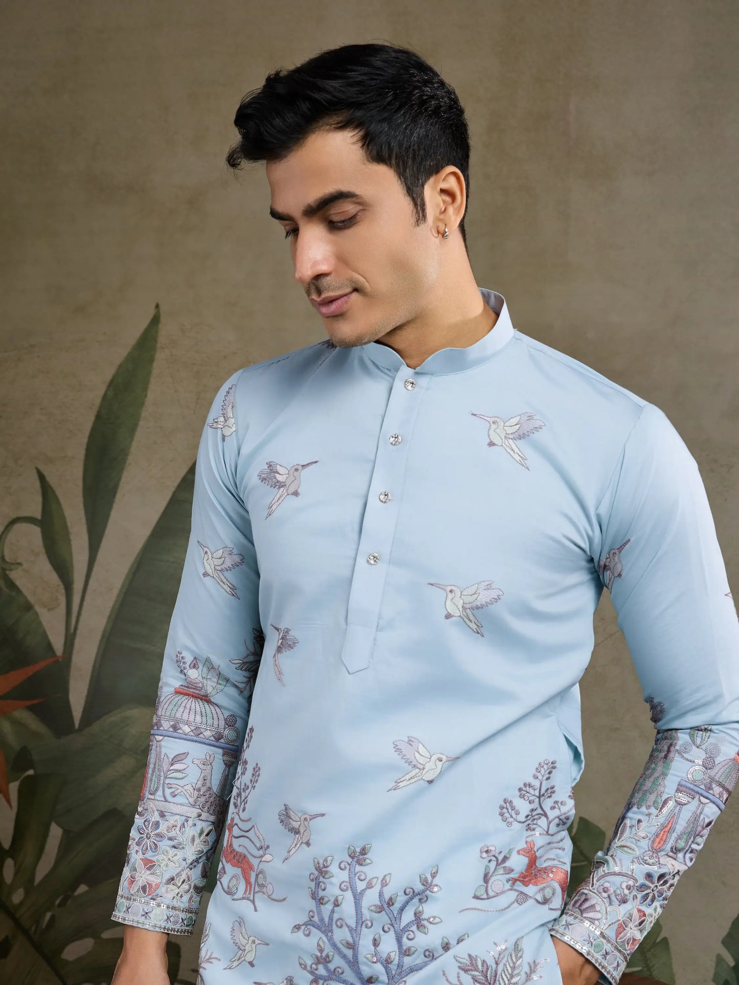 Viskose-Seide-Sky-Kurta mit Faden- und Sequenzarbeit, begleitet von Hosen