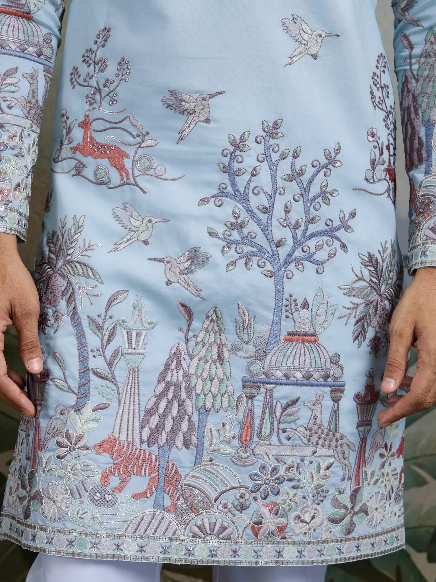 Viskose-Seide-Sky-Kurta mit Faden- und Sequenzarbeit, begleitet von Hosen