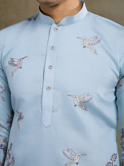 Viskose-Seide-Sky-Kurta mit Faden- und Sequenzarbeit, begleitet von Hosen