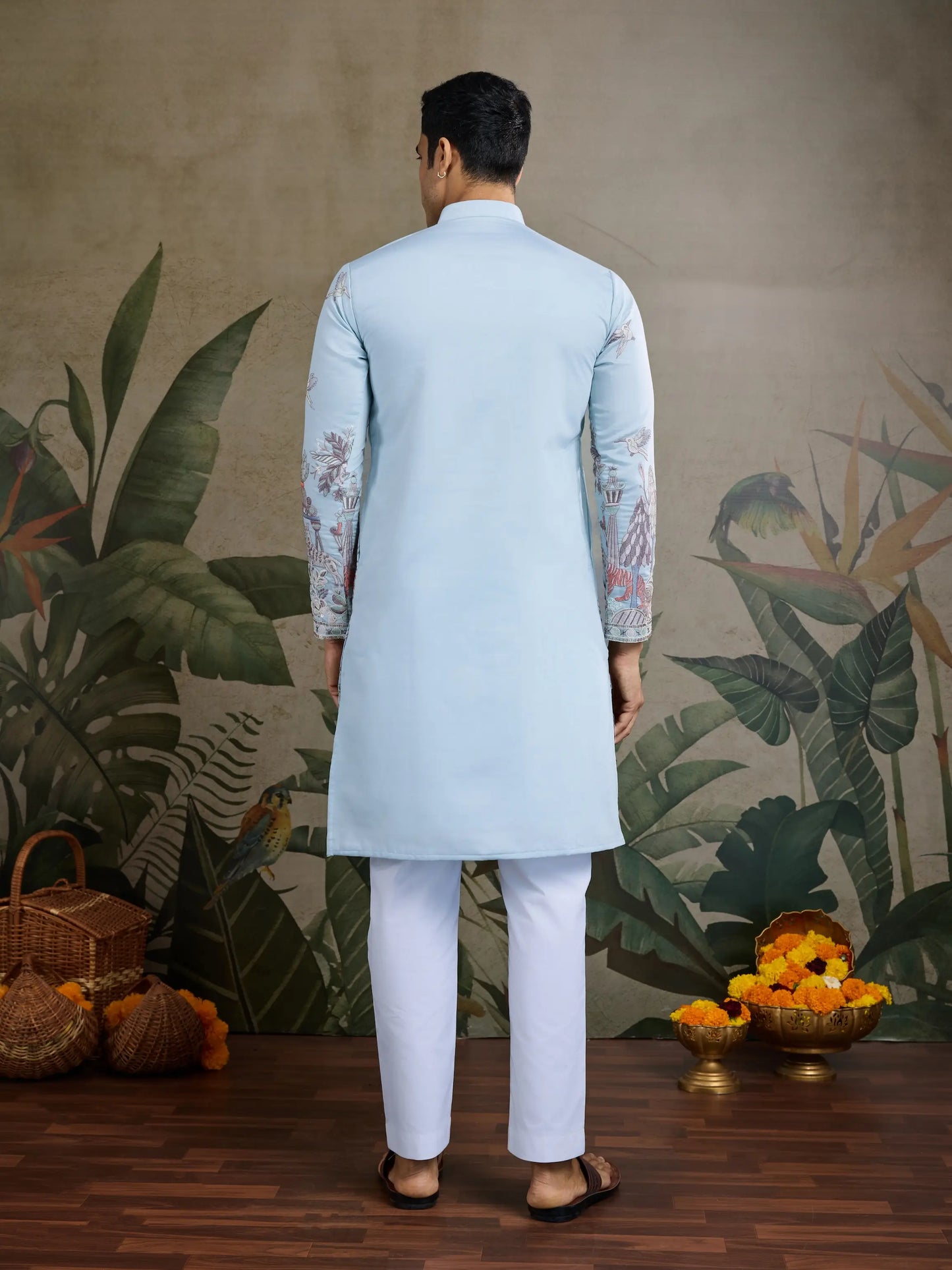 Viskose-Seide-Sky-Kurta mit Faden- und Sequenzarbeit, begleitet von Hosen