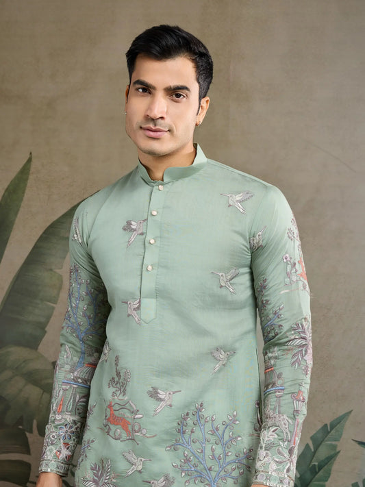 Kurta aus pistaziengrüner Viskose-Seide mit Faden- und Musterarbeit, dazu Hose