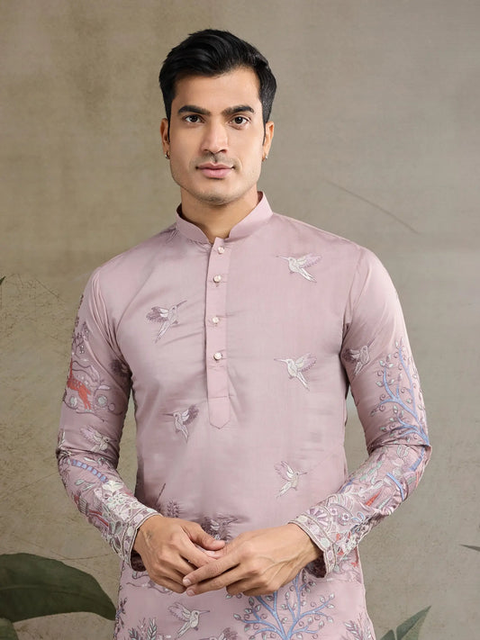 Pfirsichfarbene Kurta aus Viskose-Seide mit Faden- und Musterarbeit, gepaart mit Hose