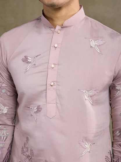 Pfirsichfarbene Kurta aus Viskose-Seide mit Faden- und Musterarbeit, gepaart mit Hose