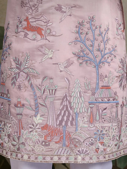 Pfirsichfarbene Kurta aus Viskose-Seide mit Faden- und Musterarbeit, gepaart mit Hose