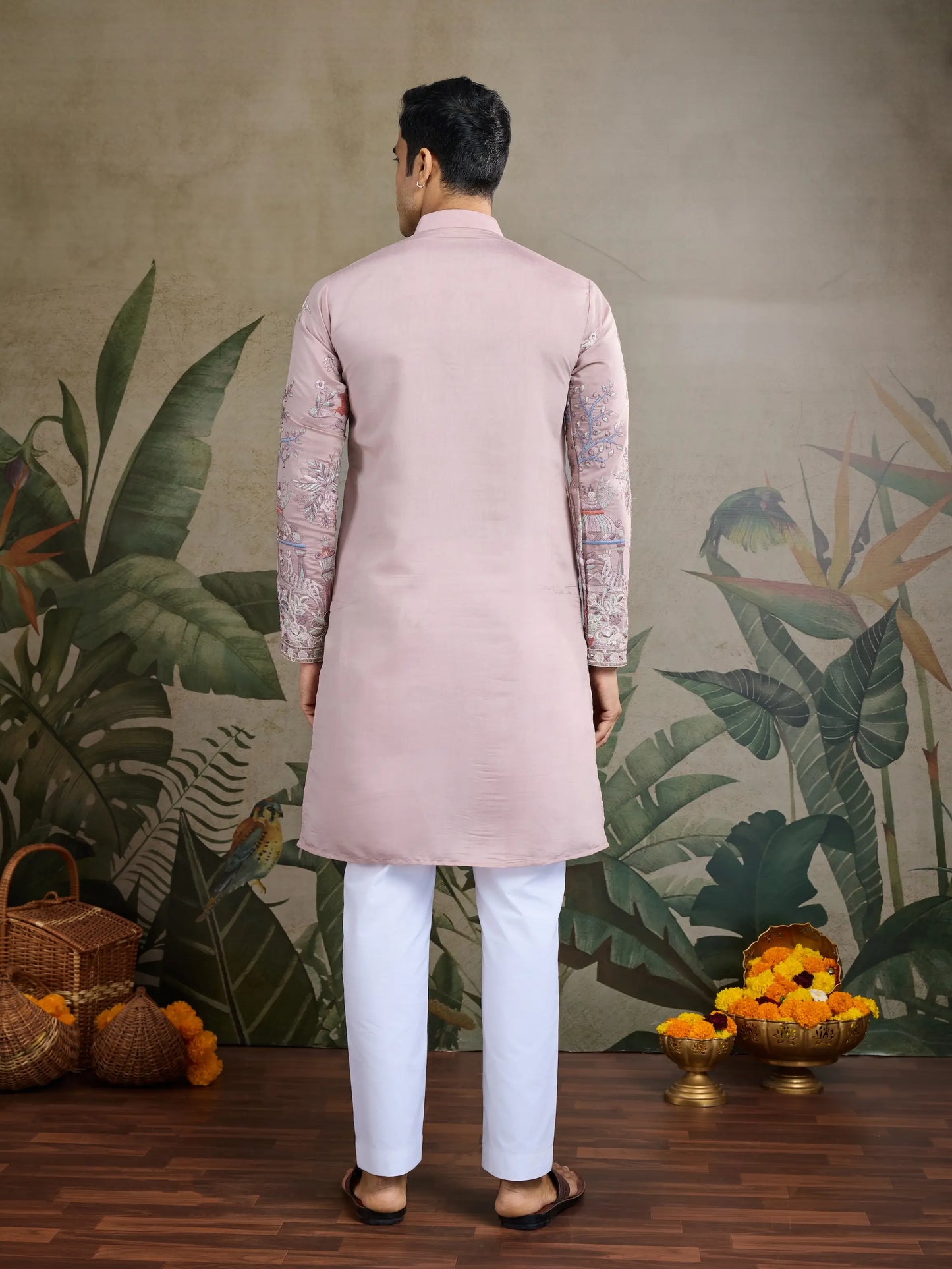Pfirsichfarbene Kurta aus Viskose-Seide mit Faden- und Musterarbeit, gepaart mit Hose