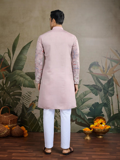 Pfirsichfarbene Kurta aus Viskose-Seide mit Faden- und Musterarbeit, gepaart mit Hose