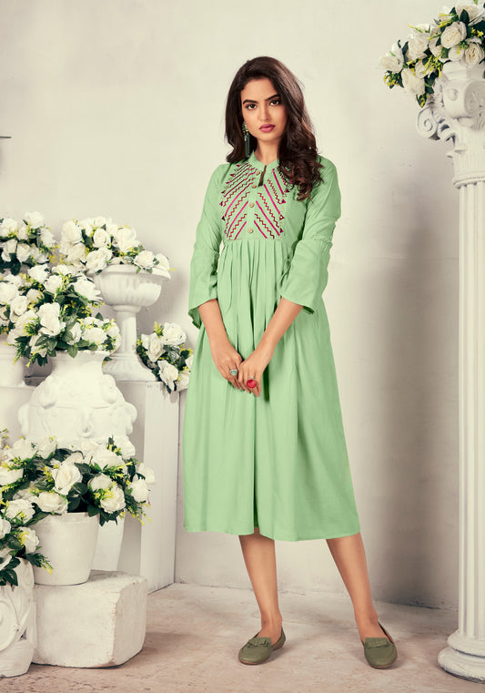 Hellgrünes, mittellanges Kurta-Oberteil aus Viskose mit Details
