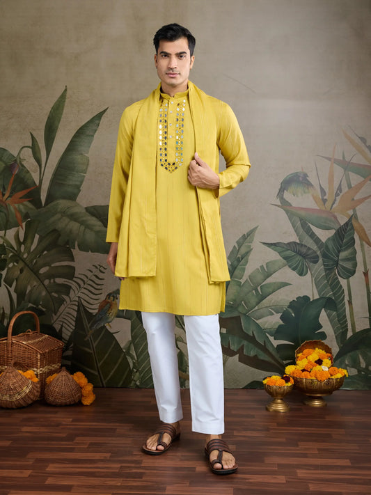 Gelbes Kurta-Set mit Jari und Spiegelarbeit, Hose und Dupatta