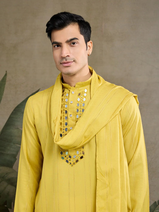 Gelbes Kurta-Set mit Jari und Spiegelarbeit, Hose und Dupatta