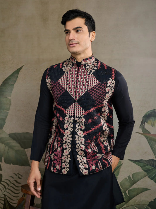 Schwarzes Kurta-Set aus Seide mit Faden- und Swarovski-Stickerei, begleitet von Koti (Jacke)