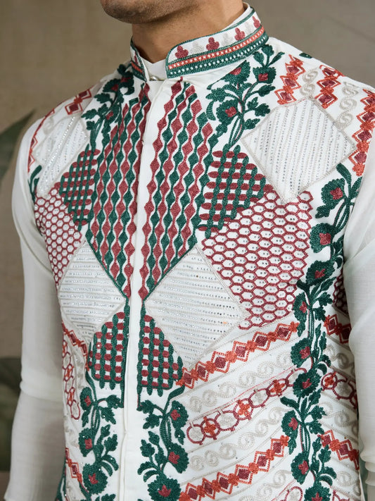 Weißes Kurta-Set aus Seide mit Faden- und Swarovski-Stickerei, begleitet von Koti (Jacke)
