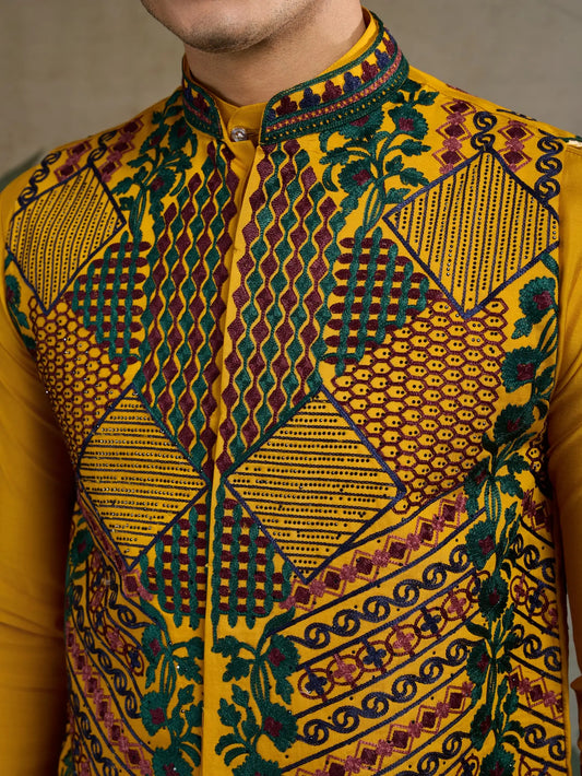 Gelbes Kurta-Set aus Seide mit Faden- und Swarovski-Stickerei, begleitet von Koti (Jacke)