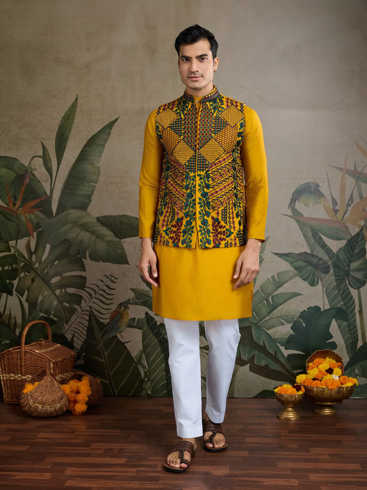 Gelbes Kurta-Set aus Seide mit Faden- und Swarovski-Stickerei, begleitet von Koti (Jacke)