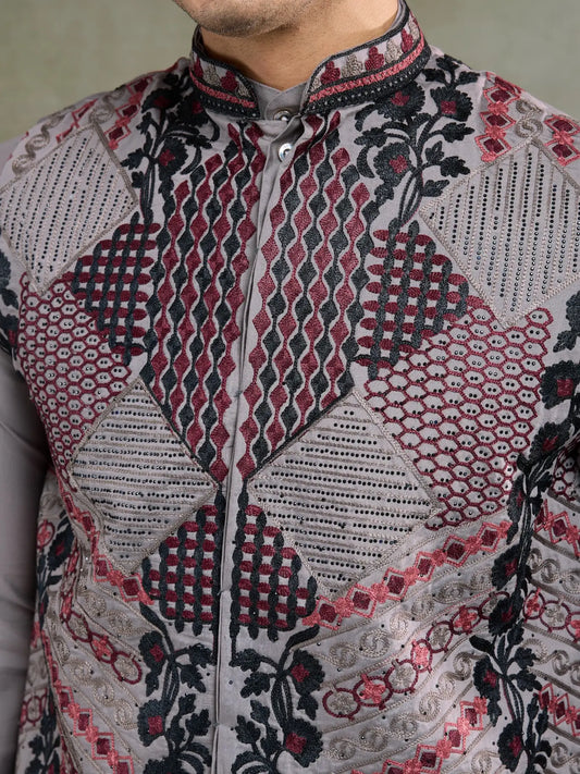 Graues Kurta-Set aus Seide mit Faden- und Swarovski-Stickerei, begleitet von Koti (Jacke).