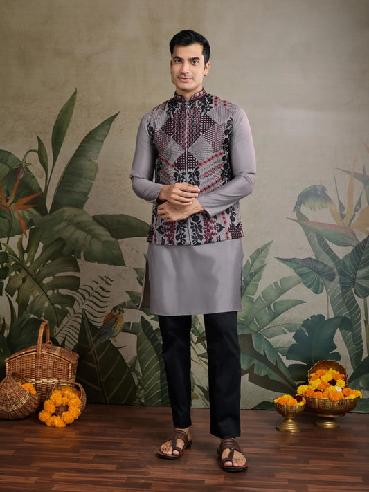 Graues Kurta-Set aus Seide mit Faden- und Swarovski-Stickerei, begleitet von Koti (Jacke).
