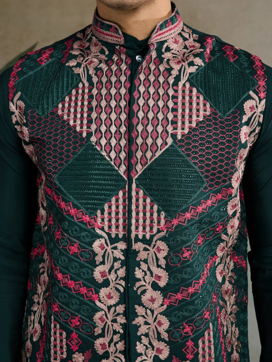 Grünes Seiden-Kurta mit Koti (Jacke)-Set, verziert mit Seidenfadenstickerei und Swarovski-Kristallen